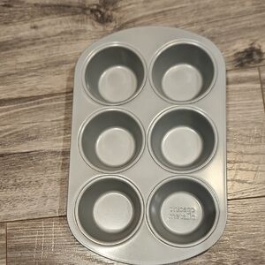 Like New Chicago Metallic Silver 6 Slot Muffin Pan
